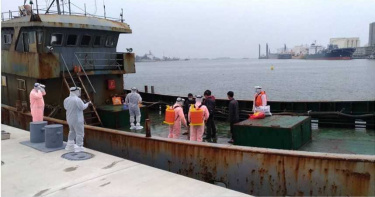 海巡強力掃蕩扣留越界陸接駁油船 先量體溫再問筆錄