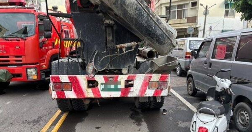 80歲嬤騎機車慘遇水泥車，手臂斷離血流如注緊急送醫搶救中。（圖 ／翻攝畫面）