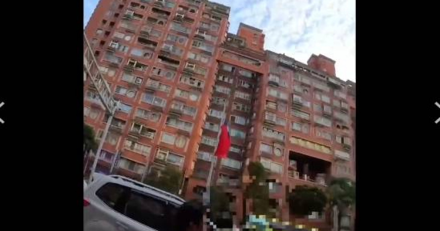 北市中山分局員警30日誘捕車手時遭攻擊，對方攻擊警方後，趁警方不備，搶走300萬元現金。(圖／翻攝畫面)