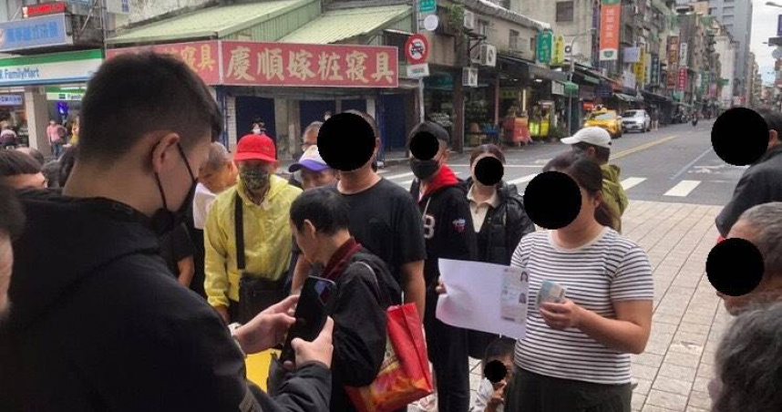 台北龍山寺外爆有人以1000元公然收購民眾個資。（圖／Threads@1234jjjjjmy.222授權提供）