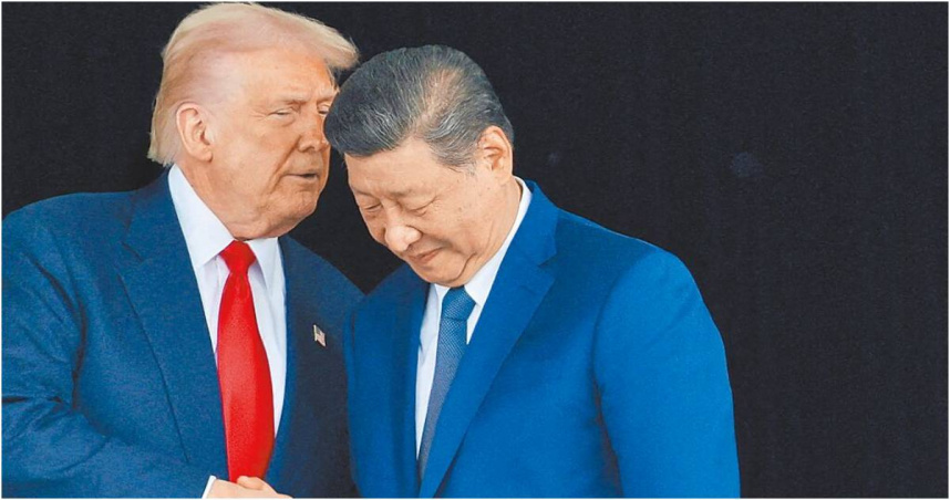 美國總統川普和大陸國家主席習近平，10月30日在韓國釜山金海國際機場舉行雙邊會晤，兩人交頭接耳。（圖／路透）