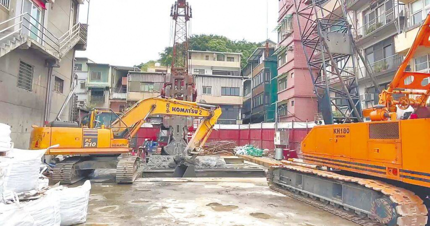 基隆市中山一路14日上午有民房地面因為附近建築工地影響，出現地基掏空現象，市府表示已要求建商立即停工，先行回填開挖部分穩定地質，並展開鄰損鑑定。（圖／中時記者張志康攝）