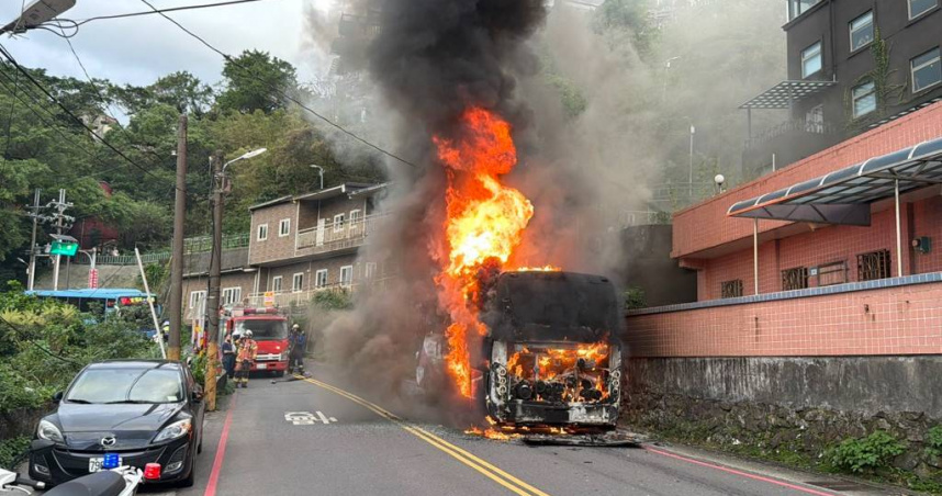 新北市瑞芳區一輛遊覽車突起火燃燒，消防人員迅速佈署水線灌救，所幸未釀人員傷亡。（圖／報系資料照）
