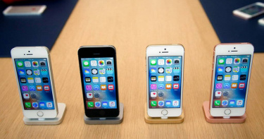 蘋果近日將初代 iPhone SE、iPad Pro(第 2 代)等 8 款裝置列入停產名單,未來將無法透過官方維修服務。(圖/達志/美聯社,下同)