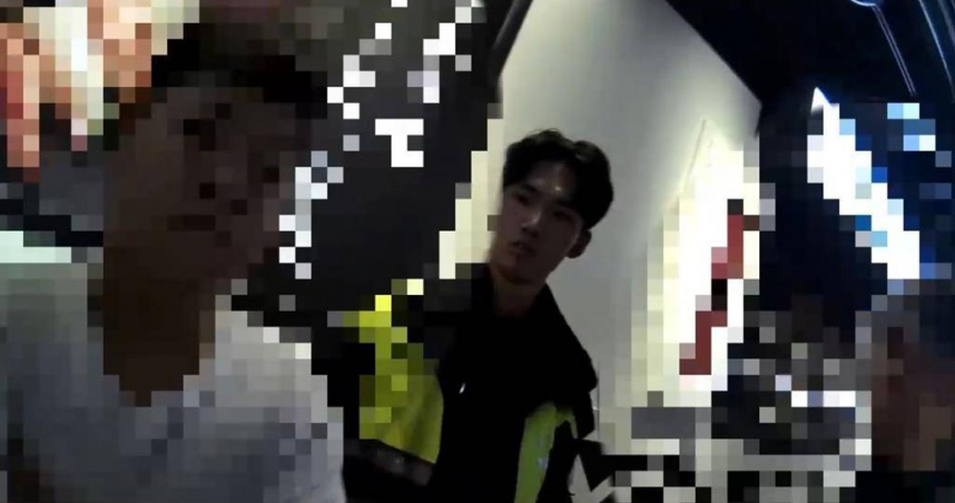 白男與簡女行走時發生碰撞，竟演變成肢體衝突，白男一家三口則被警方帶回偵辦並移送。（圖／翻攝畫面）