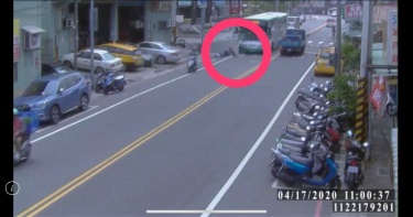 機車騎士疑似搶快違規左轉 遭公車撞上性命垂危