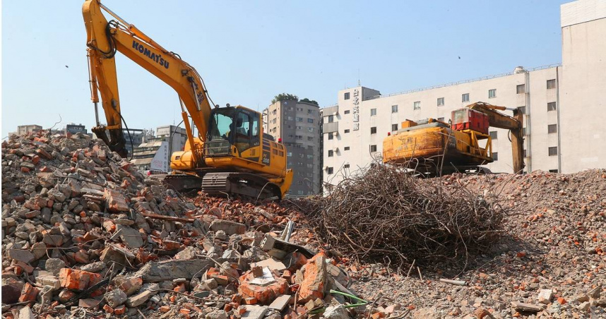 今年元月起上路的「土方清運新制」，造成全台各地土方清運大塞車、價格暴漲、多處工地停工，業者焦急跳腳。（圖／報系資料庫）