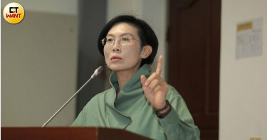 民進黨立委林岱樺恭賀賴瑞隆勝出高雄市長初選，並期許黨內團結對外贏得2026選舉。（圖／周志龍攝）