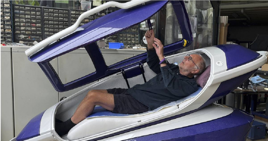 圖為尼奇克（Philip Nitschke）正在操作「Sarco自殺膠囊艙」。（圖／達志／美聯社）