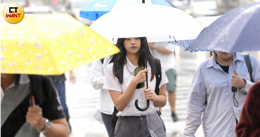 首波春雨將在本週爆發，提醒民眾記得攜帶雨具。（示意圖／方萬民攝）