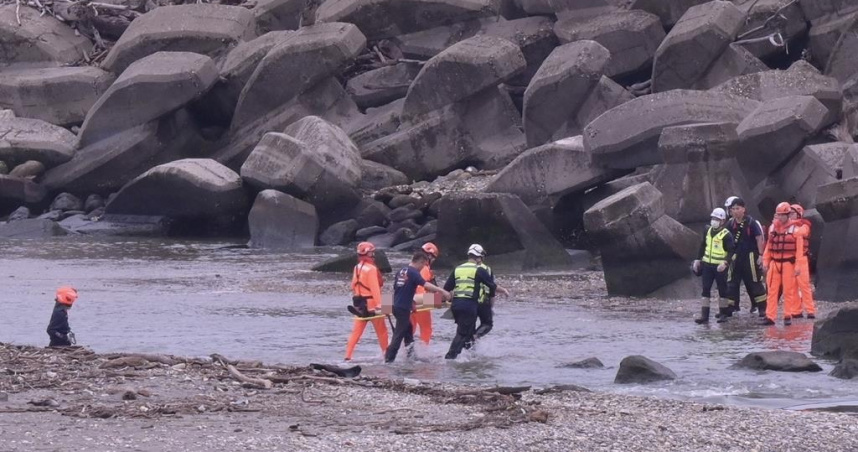 花蓮北濱公園美崙溪出海口28日發生落海意外，54歲男子經衝浪客及警消接力救援仍不治。（圖／翻攝畫面）