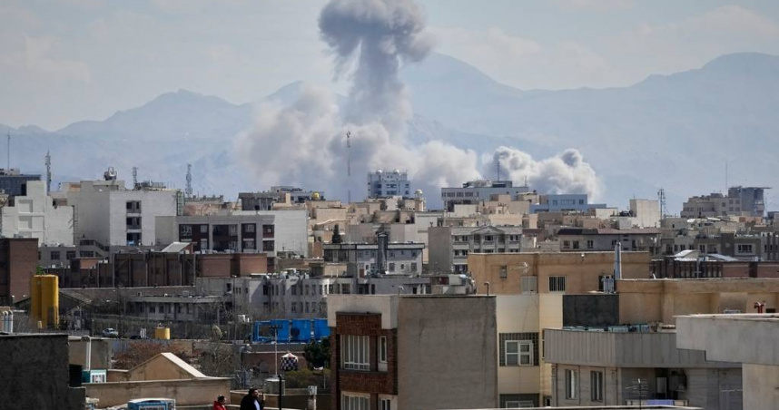 3月1日伊朗德黑蘭，人們在屋頂上觀看空襲後升起的濃煙。 （圖／達志／美聯社）