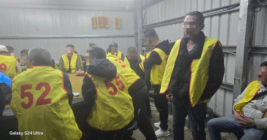 新屋某民宅暗藏天九牌大賭場，6日凌晨遭警方攻堅瓦解。（圖／翻攝畫面）