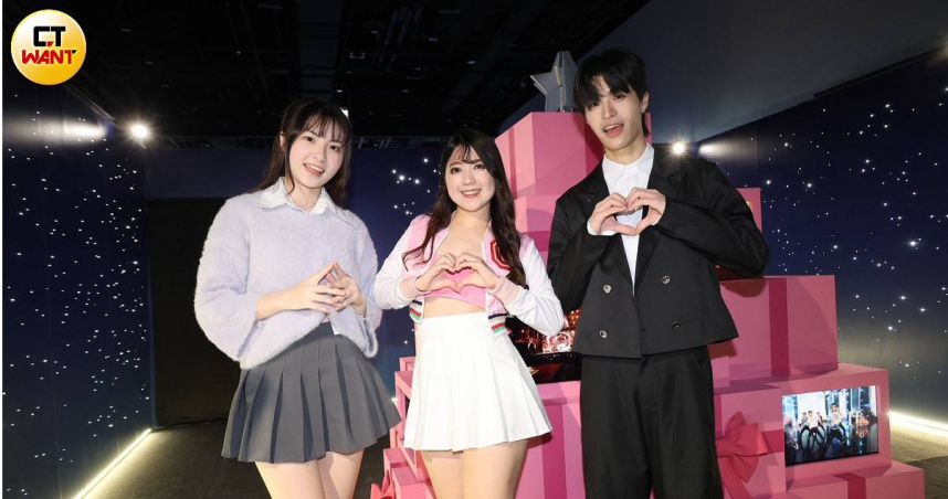 快樂寶賤（右）和麵麵、松鼠，一同搶先觀賞「VISIONFESTA TMA-VR」展。（圖／常朝貴攝）