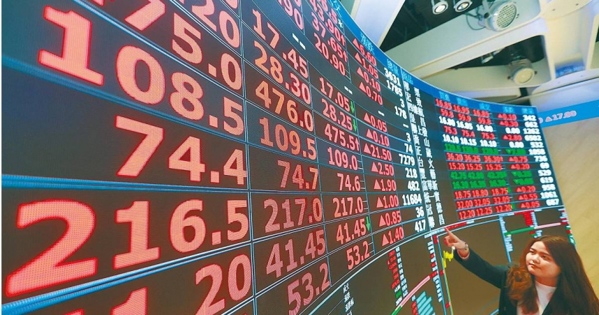 台股9日大跌1,489點、收在32,110.42點；13日收盤33400.32點，一周回彈1289點。（圖／報系資料照）