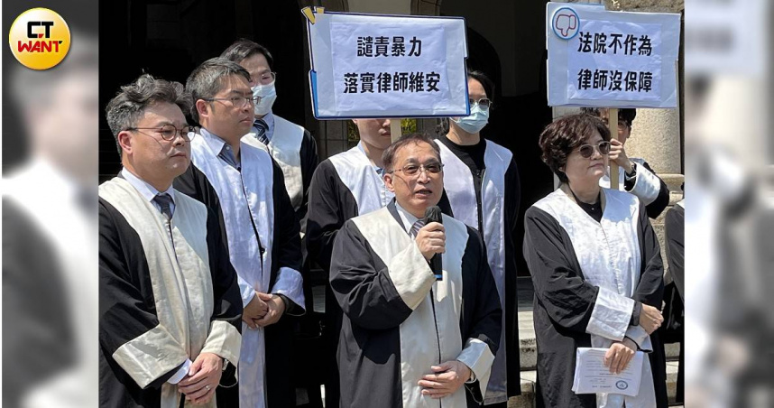 台中律師公會理事長吳中和到司法院前抗議並受訪。（圖／項程鎮攝）