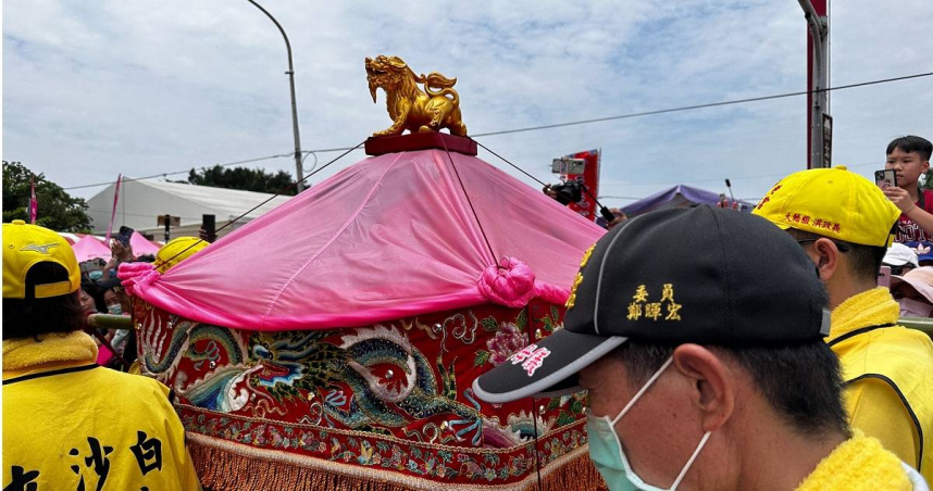 白沙屯拱天宮媽祖粉紅色超跑神轎採用竹製藤編的轎身為主體，搭配以「角仔竹」為轎桿，轎頂粉紅色帆布主要是萬一中途遇到下雨，可以將帆布放下遮雨，保護神轎。（圖／楊登嵙提供）