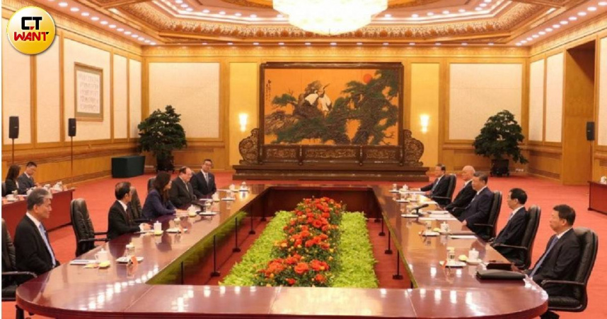 國民黨主席鄭麗文與中國國家主席習近平於北京人民大會堂舉行會談，雙方就兩岸交流與合作議題交換意見，並釋出農產與觀光往來等訊號。（圖／周毓翔攝）