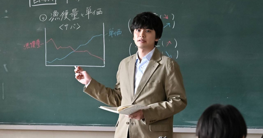 北村匠海在劇中飾演新任教師朝野峻一。（圖／friDay影音提供）