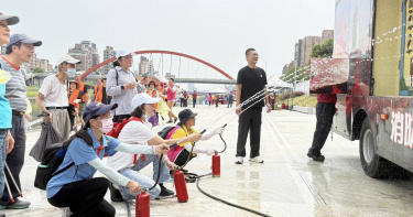 北市政府消防局第三救災救護大隊與松山區公所22日於成美左岸河濱公園聯合舉辦「社區防災園遊會」活動。（圖／翻攝畫面）