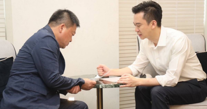 竹北市長鄭朝方（右起）與市代表會主席林啟賢就公所人員不足問題討論。（圖／翻攝自竹北市公所媒體群組）