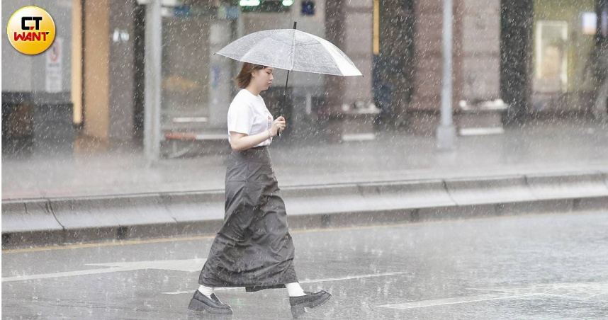 今午後有對流，局部地區出現較大雨勢。（圖／黃耀徵攝）