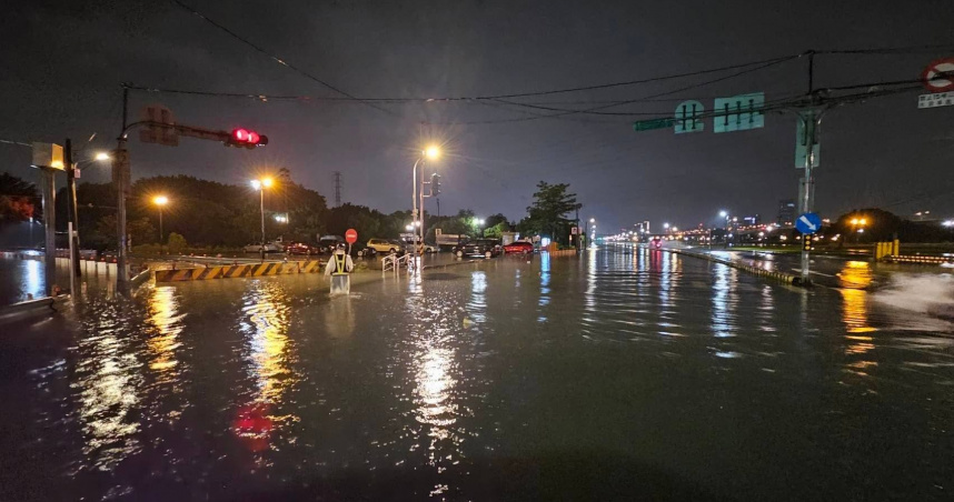 新北二重疏洪道深夜積淹水嚴重，已經緊急進行管制。（圖／翻攝新北水利局）