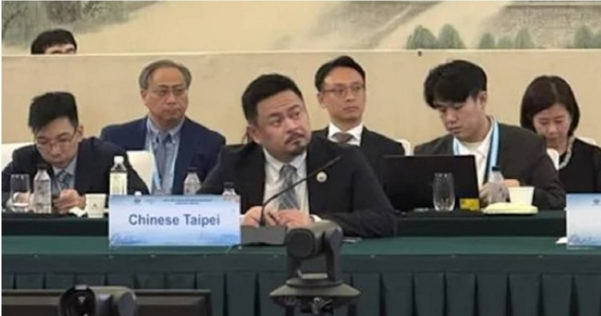 勞動部長洪申翰（中）日前前往中國大陸南京，以「Chinese Taipei」（中華台北）的名義代表台灣出席亞太經濟合作會議（APEC）人力資源發展部長會議。（圖／勞動部提供）