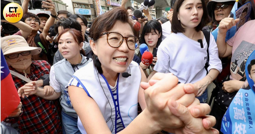 蔣萬安夫人石舫亘前往內湖湖光市場掃街拜票。（圖／方萬民攝）