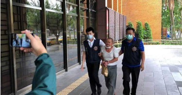 7旬汽修工揹18支煙火總統府前撒潑 辯:要慶祝總統就職