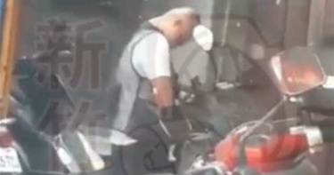 光頭男對路邊機車「雞雞磨機機」忘情搖擺 新竹車主留意「異常黏液」