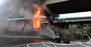 北市民權大橋下突竄惡火 嚇壞路人警消急搶救