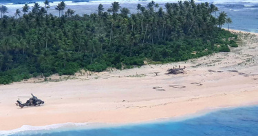 受困無人島「沙灘排SOS」!軍方見訊號順利救出3水手