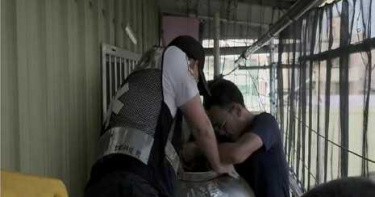 婦關水塔夫營救也受困 警消繩索吊掛救出