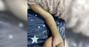 逼剛做完月子媽媽下海陪酒 惡劣男虐待2幼女「餵餿水和菸草」