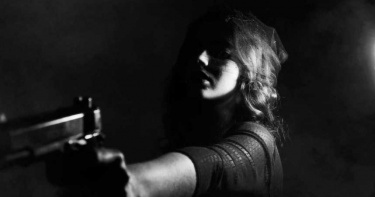 載兒上學突發瘋!媽舉槍「連開數發」射殺…他全身噴血慘死