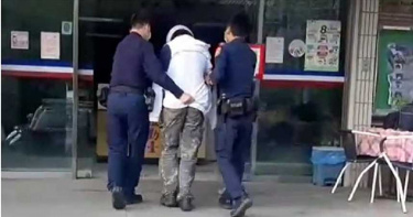 女大生遭搭訕扯破外套 警速逮攔路狼