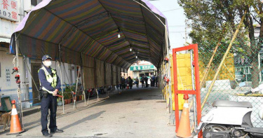 不滿私地變道路地主搭棚擺護欄 路人以為辦喪事公所喊拆