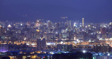 駕車望高寮賞夜景 彎道打滑被困邊坡