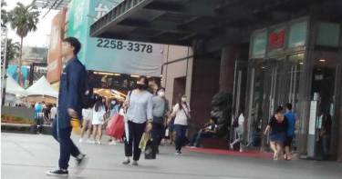 新光三越染疫櫃姐足跡曝光! 連續8天搭台鐵往返台北、八堵通勤