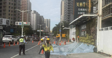 興富發子公司齊裕營造位於高雄的百億大案「美術1號院」，今（18）日下午驚傳道路坍塌，已緊急灌漿回填。（圖／翻攝照片）