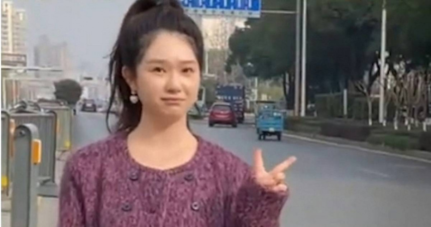 新手女駕駛拍照比YA。（圖／翻攝畫面）