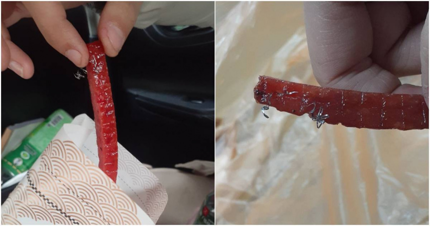 桃園一名民眾控訴，她近日到桃園年貨大街買肉乾，怎料打開包裝時，手指突遭異物割傷濺血，仔細一看才發現，肉乾內竟包著鋼絲。（圖／擷取自Facebook／桃園爆報(二)）