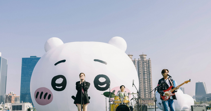 告五人擔任高雄燈會代言人，與吉伊卡哇相見歡。（圖／相信音樂提供）