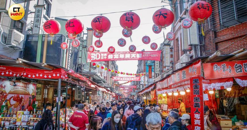 春節期間許多人會去年貨大街採買。（圖／趙文彬攝）