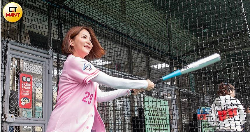 陳菁徽自爆大學時期，曾陪男朋友到打擊場練球「但那位不是我現在的老公」，在場立委、媒體聞言都忍不住爆笑。（圖／劉耿豪攝）