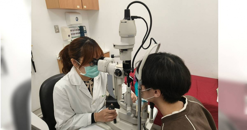 醫師提醒，年假期間長時間追劇，恐怕會加重乾眼症病況。（示意圖／恩主公醫院提供）