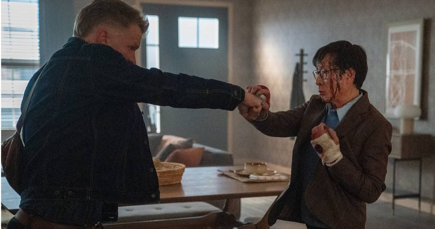 關繼威（右）在《狠狠愛》中挑大樑演出，飾演平凡的房仲因為神秘信封，不得不重回殺手世界。（圖／UIP提供）