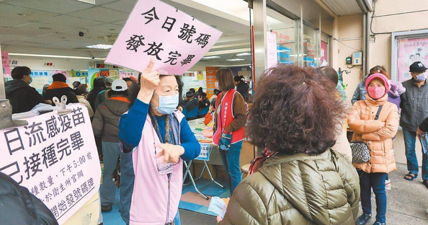 藝人大S（徐熙媛）赴日旅遊因流感併發肺炎驟逝，提高民眾疫苗接種意願，各地湧現施打公費流感疫苗人潮。（圖／中國時報郭吉銓攝）
