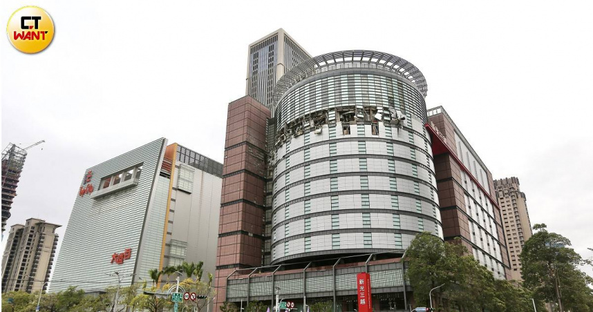 新光三越台中中港店發生氣爆意外，警消隨即封鎖現場全力搶救，一樓門口外可見許多瓦礫碎片。（圖／黃耀徵攝）